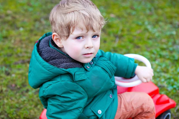 Todder jongetje spelen met grote speelgoedauto — Stockfoto