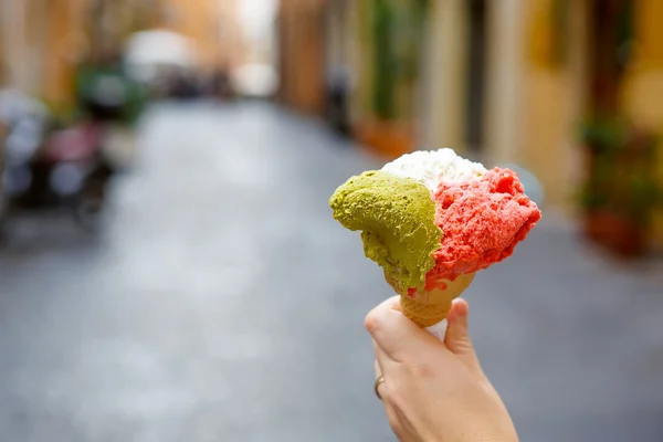 Célèbre crème glacée italienne au cône - rouge, vert blanc — Photo