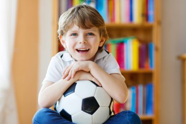 Çocuk çocuk izlerken futbol ya da televizyonda futbol maç