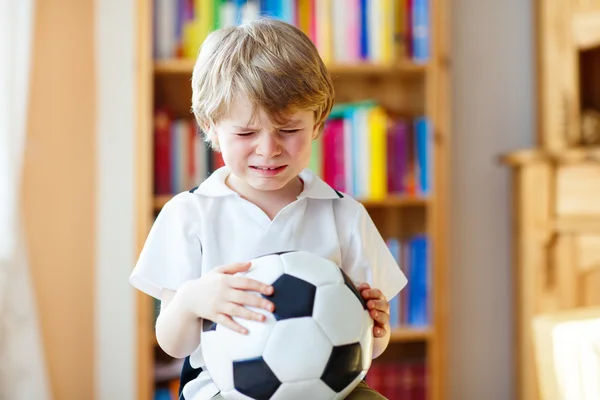 Kid boy triste sobre o futebol perdido ou jogo de futebol — Fotografia de Stock