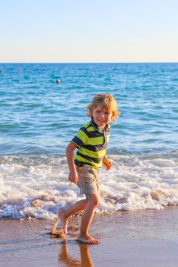 Mutlu küçük çocuk çocuk oc suda aracılığıyla çalışan ile eğleniyor