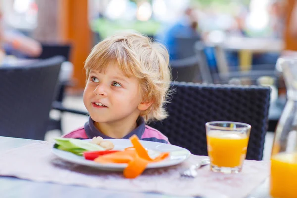 Mały chłopiec dziecko posiadające zdrowe śniadanie w restauracji — Zdjęcie stockowe