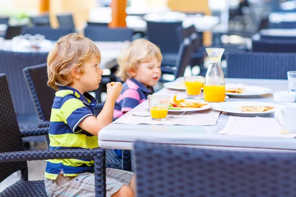 Two kid boys having healthy breakfast in restaurant — Stock Photo, Image
