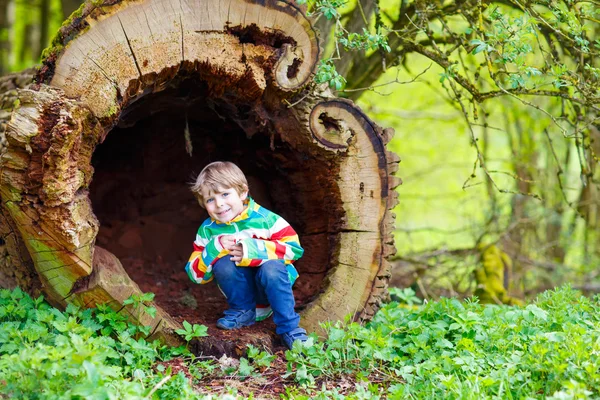 Menino brincando na natureza no dia da primavera — Fotografia de Stock