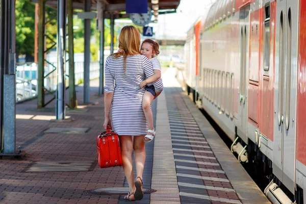 可爱的小女孩，在火车站上的母亲. — 图库照片