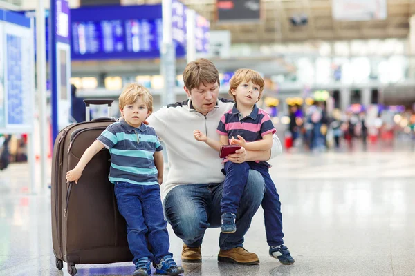 Vader en twee jongetjes element van gelijk niveau op de luchthaven — Stockfoto