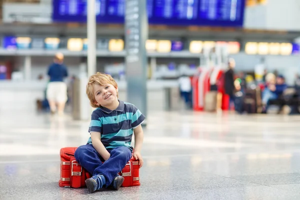 Λίγο κουρασμένος παιδί αγόρι στο αεροδρόμιο, ταξιδεύοντας — Φωτογραφία Αρχείου