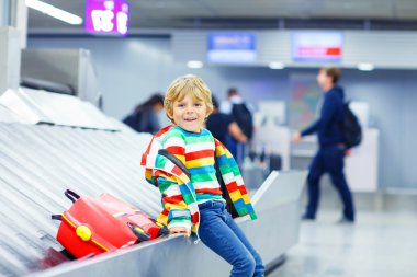 seyahat çocuk çocuk havaalanında, yorgun