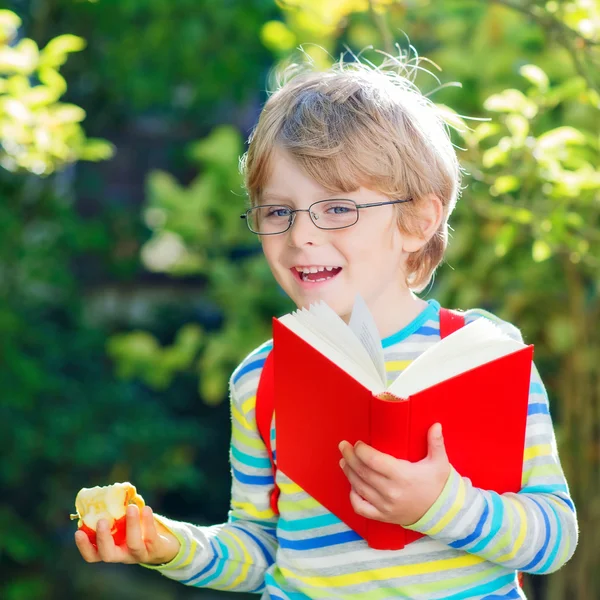 Ragazzino con mela sulla strada per la scuola — Foto Stock