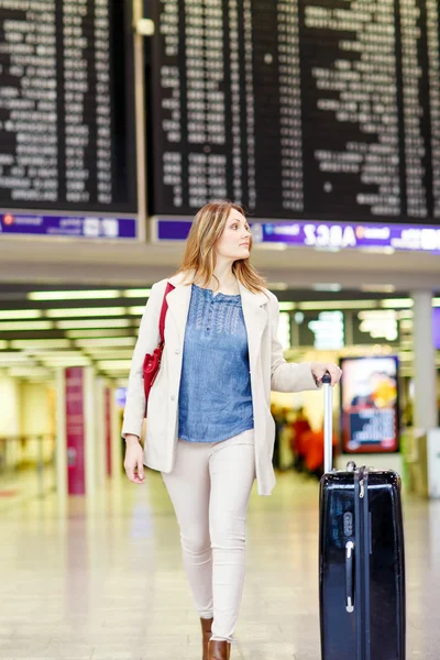 Kvinna på internationella flygplats väntar flyg på terminal — Stockfoto