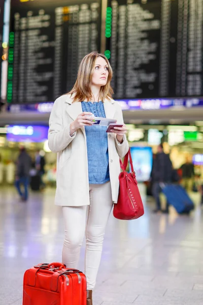 Kvinna på internationella flygplats väntar flyg på terminal — Stockfoto