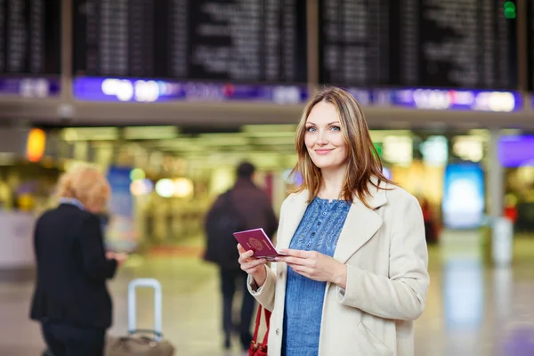 Kvinna på internationella flygplats väntar flyg på terminal — Stockfoto