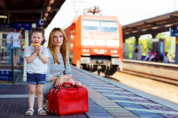 Ładny mały dziewczyna i matka na stacji kolejowej. — Zdjęcie stockowe