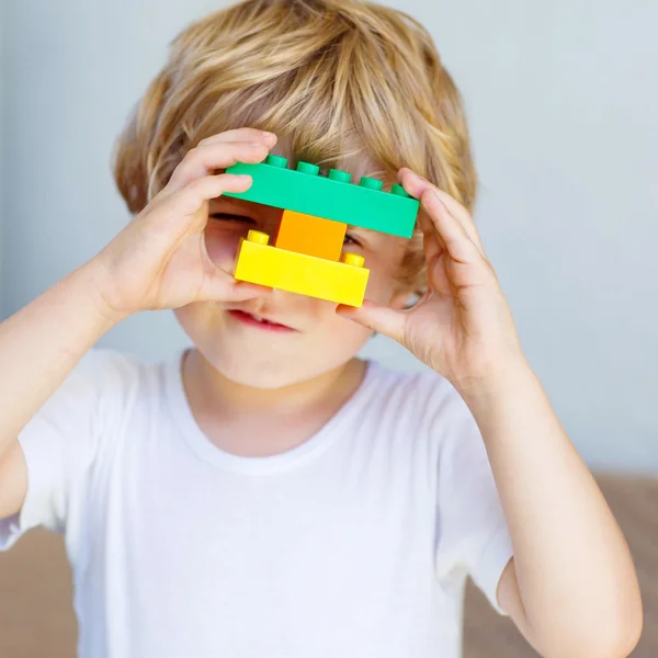 Kleine jongen jongen spelen met kunststof blokken — Stockfoto