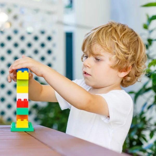Mały chłopiec dziecko bawi się bloki z tworzyw sztucznych — Zdjęcie stockowe
