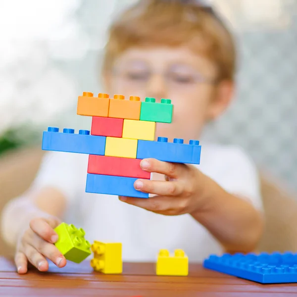 Kleine jongen jongen spelen met kunststof blokken — Stockfoto