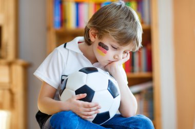 Çocuk çocuk kayıp futbol ya da futbol oyunu hakkında üzücü