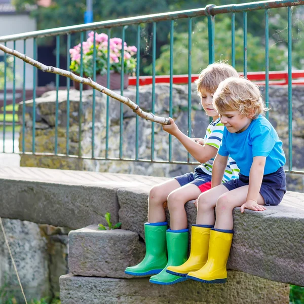 Two adorable little friends  fishing with selfmade rod — Stock Photo, Image