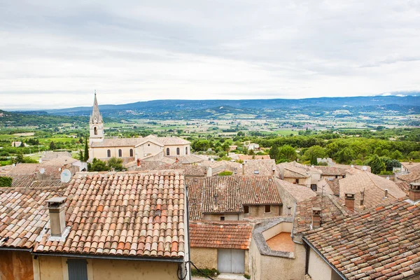 Uitzicht op Provence dorp dak en landschap. — Stockfoto