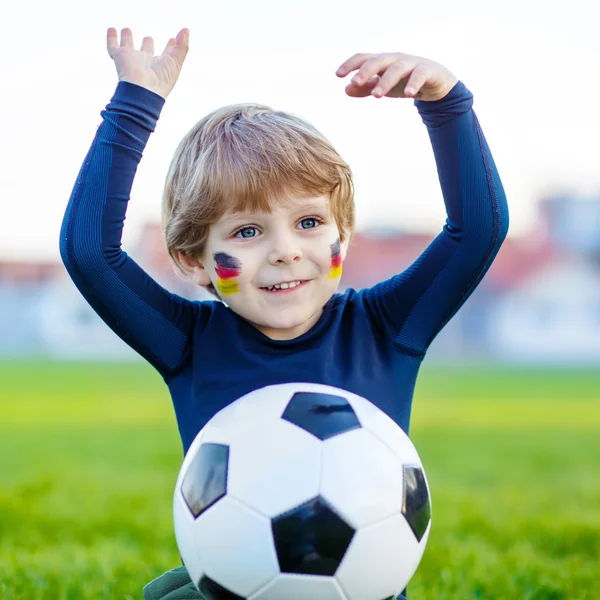 Kid boy spelar fotboll med fotboll — Stockfoto