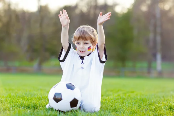 Kid boy spelar fotboll med fotboll — Stockfoto