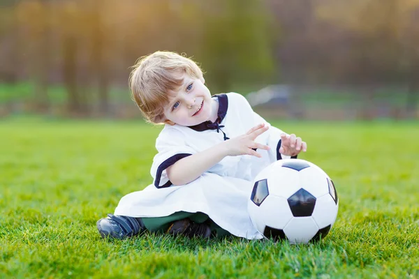 Kid boy spelar fotboll med fotboll — Stockfoto