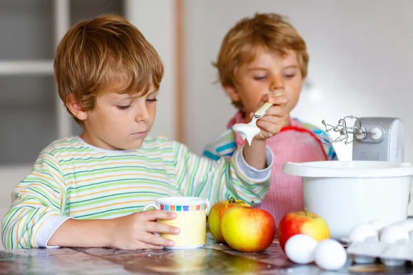 Zwei kleine Jungen backen drinnen Apfelkuchen — Stockfoto