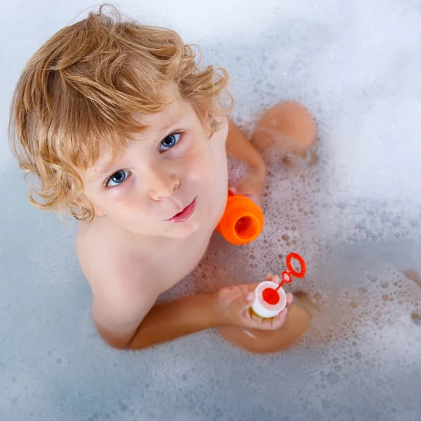 Niño jugando con burbujas de jabón en la bañera —  Fotos de Stock