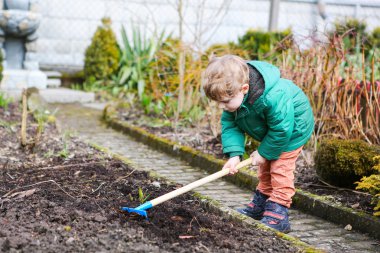 Bahar lanting ve Bahçe küçük çocuk