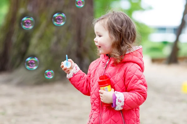 Linda niña divirtiéndose con burbujas de jabón —  Fotos de Stock