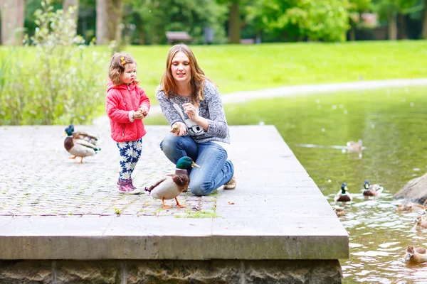 Mère et ses enfants nourrissent les canards en été — Photo