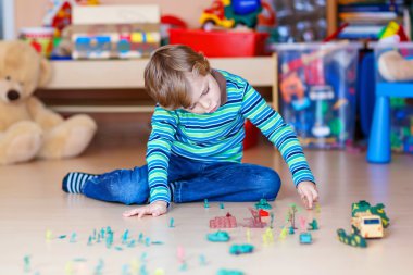 Oyuncak askerlerle kapalı kreş oyun çocuk evlat