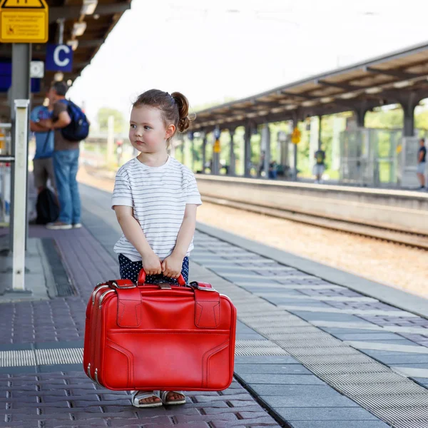 Nettes kleines Mädchen auf einem Bahnhof. — Stockfoto