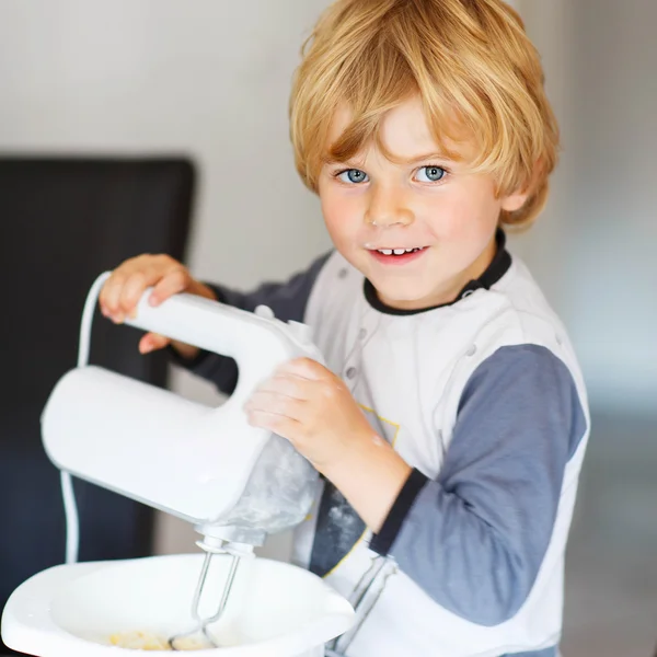 Adorável menino ajudando e assando torta — Fotografia de Stock