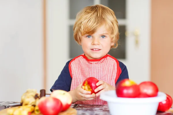 Adorable niño ayudando y horneando pastel de manzana en los hogares kitc —  Fotos de Stock