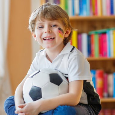 Çocuk çocuk izlerken futbol ya da televizyonda futbol maç