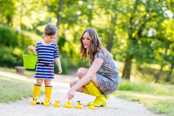 Mutter und kleines Kind spielen zusammen — Stockfoto