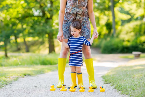 Mutter und kleines Kind spielen zusammen — Stockfoto