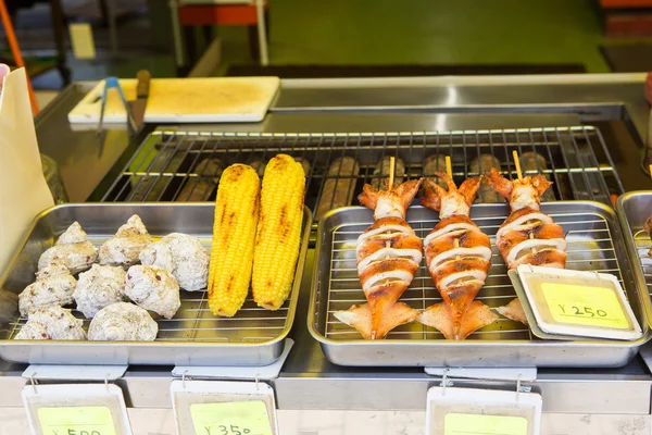 Japońskiej ulicy smaczne i fast food: grillowane ryby i kukurydzy — Zdjęcie stockowe