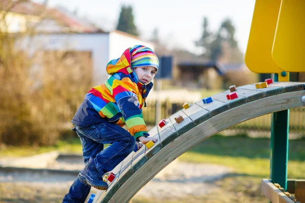 Ragazzino che si diverte nel parco giochi all'aperto — Foto Stock