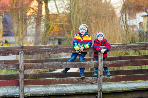 Two little kid boys outdoors in spring town — Stock Photo, Image