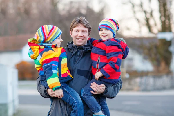 Otec drží dítě chlapce, synové na rameno venku — Stock fotografie