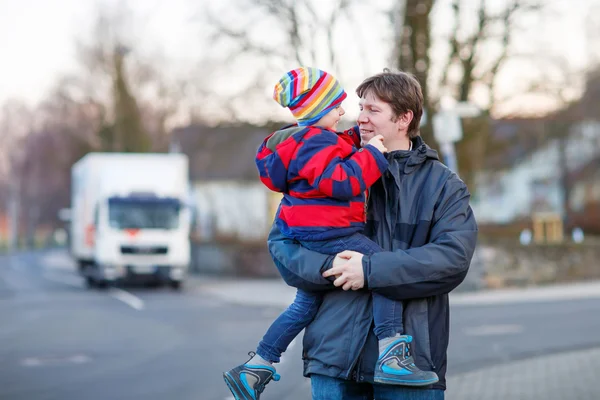 Padre sosteniendo niño, hijo en el brazo al aire libre — Foto de Stock