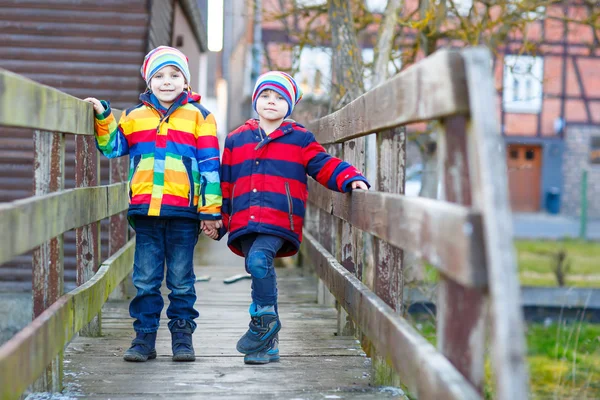 Dwa małe dziecko chłopców na zewnątrz w mieście wiosna — Zdjęcie stockowe
