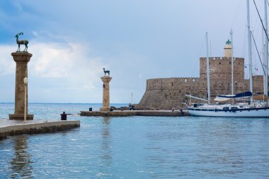 Rodos Adası Yunanistan yağmurlu gri gün Mandaki bağlantı noktası
