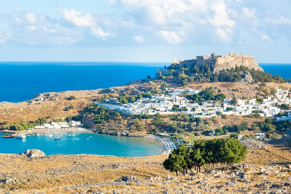 Lindos con el castillo arriba en la isla griega de Rodas — Foto de Stock