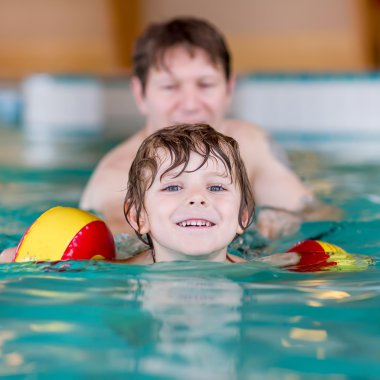 Genç baba küçük oğlunu Kapalı Yüzme öğretme