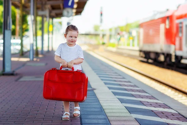 Linda niña en una estación de tren . — Foto de Stock