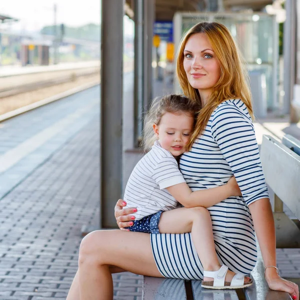 Cute little girl and mother on a railway station. — Stock Photo, Image