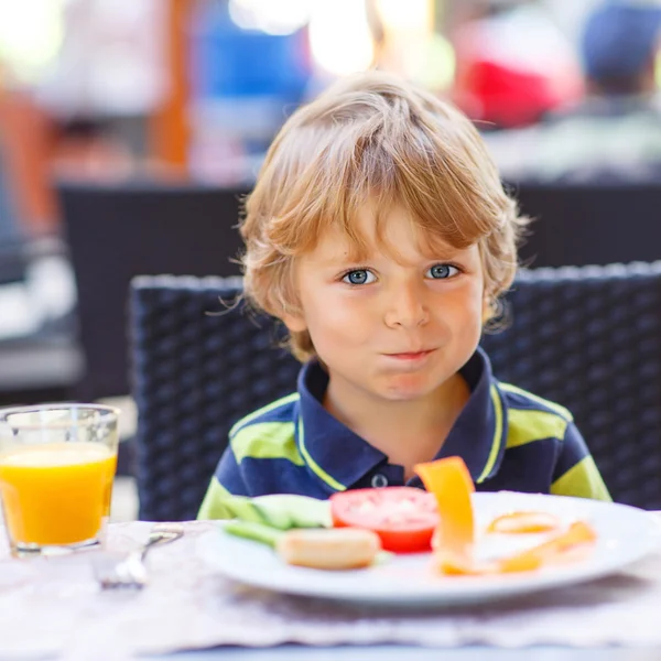 レストランで健康的な朝食を持つ小さな子供男の子 — ストック写真